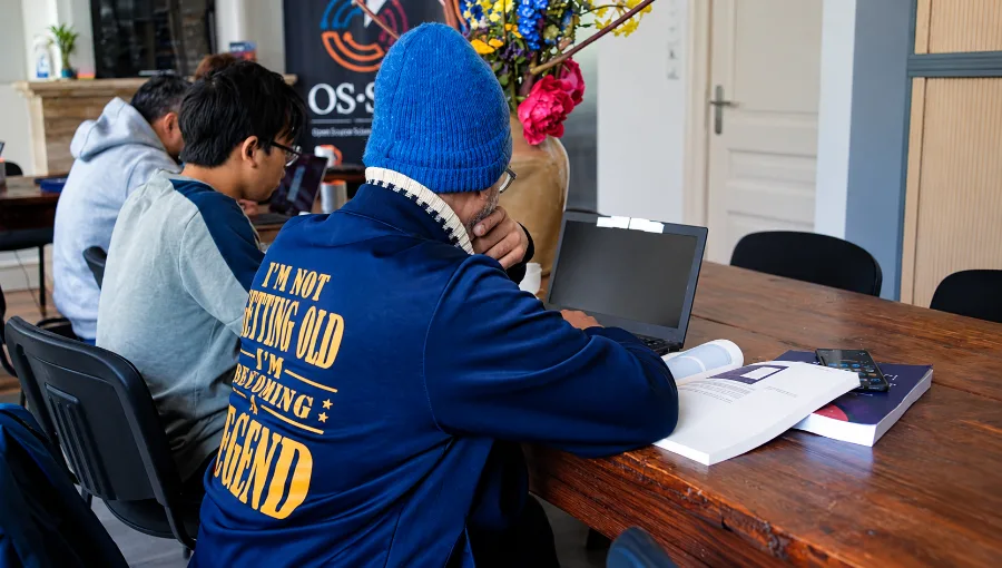 Cursisten studeren samen bij OS-SCi