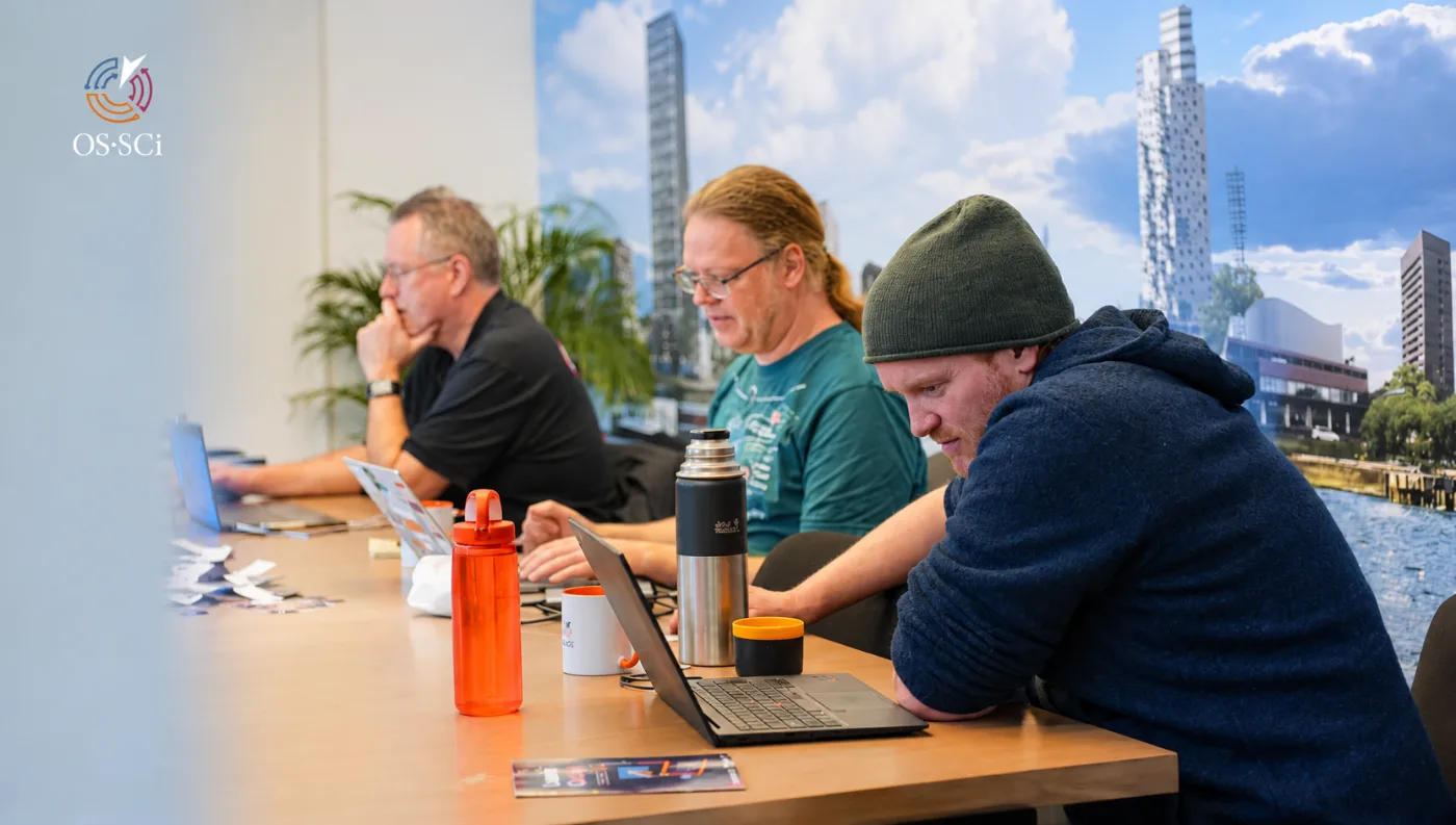 Cursisten studeren samen bij OS-SCi