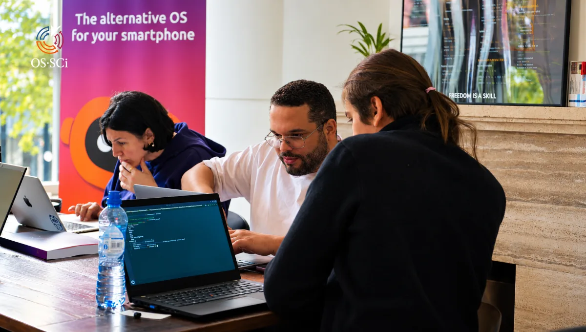 Samen programmeren tijdens een OS-SCi-workshop